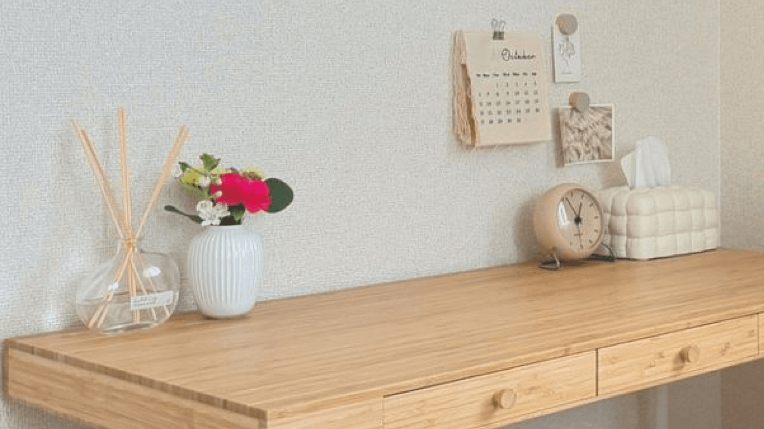 デスクに小さなお花が飾られているシーン